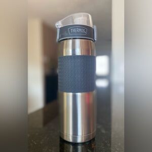 Thermos Stainless Steel Vacuum Insulated Water Bottle.
